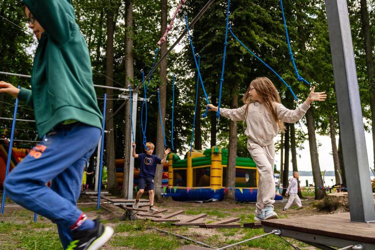 Dzieci na torze przeszkód podczas półkolonii nad Zegrzem